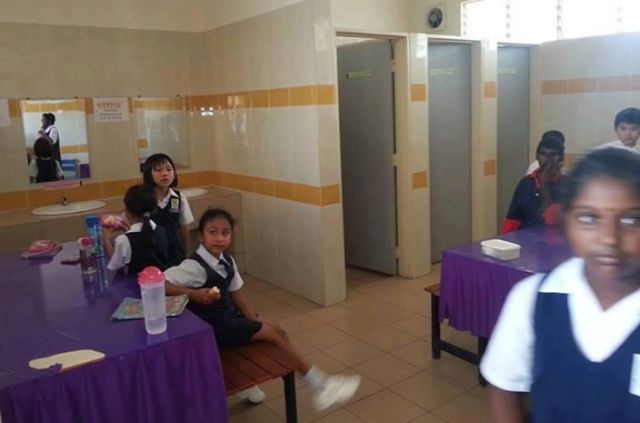 malaysia-non-muslim-school-children-eat-bathroom-ramadan-fasting